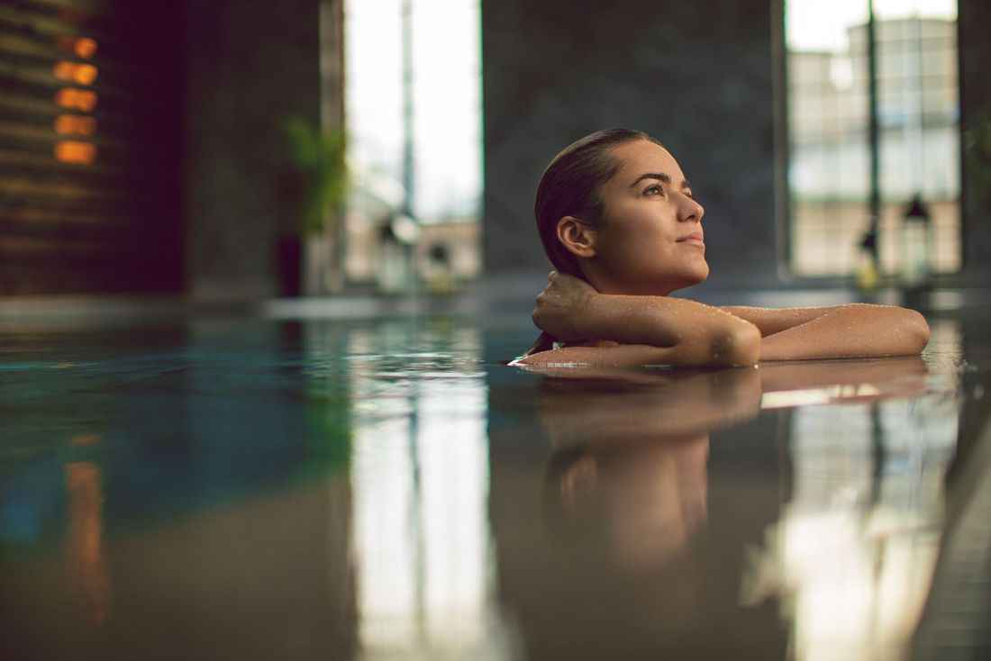 donna mentre si rilassa a bordo piscina