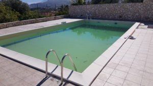 piscina esterna rettangolare prima della manutenzione